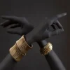 Glasschilderij Donkere Armen met Gouden Armbanden 080120-915