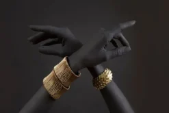 Glasschilderij Donkere Armen met Gouden Armbanden 080120-915