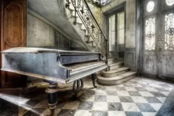 Glasschilderij Oude hal met piano GLAS080120-487