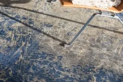 Vloerkleed Abyss Blue 8629 Mad Men Cracks | Louis de Poortere